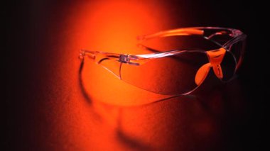 Siyah arka planda güvenlik gözlükleri