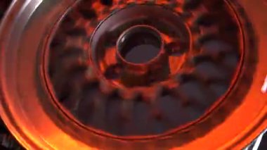 Akort edilmiş bir arabanın jantları, otomatik dönüşün uzun pozlardaki etkisi, hızlı video kaydı.