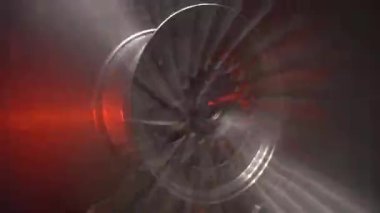 Akort edilmiş bir arabanın jantları, otomatik dönüşün uzun pozlardaki etkisi, hızlı video kaydı.