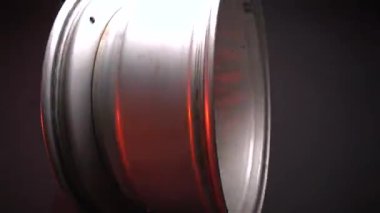 Akort edilmiş bir arabanın jantları, otomatik dönüşün uzun pozlardaki etkisi, hızlı video kaydı.