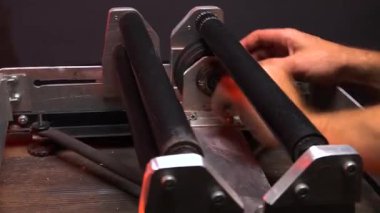 Araç diskleri ve sökülmüş lastiklerin video kaydı ve rotasyonu için aygıt