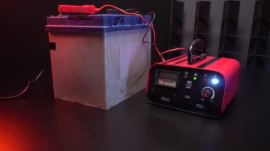 kırmızı yeni akü şarjı ve 6 volt ve 12 volt için terminal.
