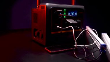 Ev ve daire için akü çevirici şarj istasyonu 600 watt 12 volt 220 volt karanlık odada video 4k