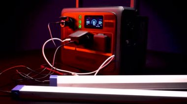 Ev ve daire için akü çevirici şarj istasyonu 600 watt 12 volt 220 volt karanlık odada video 4k