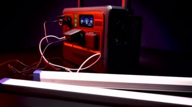 Ev ve daire için akü çevirici şarj istasyonu 600 watt 12 volt 220 volt karanlık odada video 4k