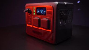 Ev ve daire için akü çevirici şarj istasyonu 600 watt 12 volt 220 volt karanlık odada video 4k