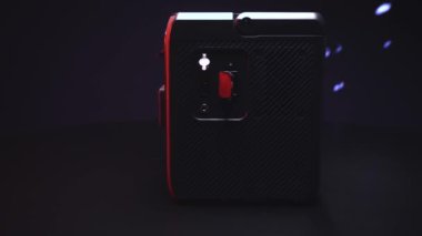Ev ve daire için akü çevirici şarj istasyonu 600 watt 12 volt 220 volt karanlık odada video 4k