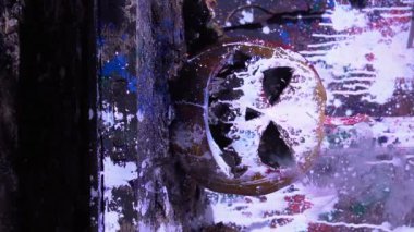 Ağır çekim video sanatı korkunç Cadılar Bayramı balkabakları ve ağır bir çekiç dumanı ve ateş ile ezme korkunç bir yerde kutlamaya hazırlanıyor.