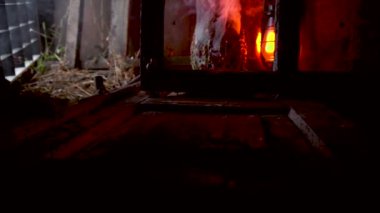 Ağır çekim video sanatı, balkabakları ve eski gaz lambalarıyla korkunç cadılar bayramı, kırmızı ışıkta ve karanlık, korkunç bir yerde kutlamaya hazırlanırken.