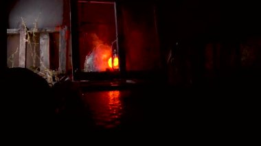 Ağır çekim video sanatı, balkabakları ve eski gaz lambalarıyla korkunç cadılar bayramı, kırmızı ışıkta ve karanlık, korkunç bir yerde kutlamaya hazırlanırken.