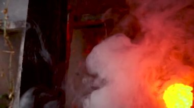 Ağır çekim video sanatı, balkabakları ve eski gaz lambalarıyla korkunç cadılar bayramı, kırmızı ışıkta ve karanlık, korkunç bir yerde kutlamaya hazırlanırken.