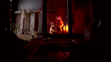 Ağır çekim video sanatı, balkabakları ve eski gaz lambalarıyla korkunç cadılar bayramı, kırmızı ışıkta ve karanlık, korkunç bir yerde kutlamaya hazırlanırken.
