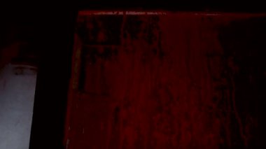Ağır çekim video sanatı, balkabakları ve eski gaz lambalarıyla korkunç cadılar bayramı, kırmızı ışıkta ve karanlık, korkunç bir yerde kutlamaya hazırlanırken.