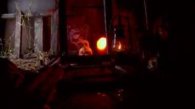 Ağır çekim video sanatı, balkabakları ve eski gaz lambalarıyla korkunç cadılar bayramı, kırmızı ışıkta ve karanlık, korkunç bir yerde kutlamaya hazırlanırken.