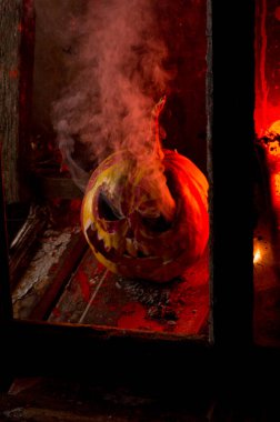 Kırmızı ışıkta balkabaklarıyla ve eski gaz lambalarıyla korkunç bir cadılar bayramı ve karanlık ve korkunç bir yerde kutlama hazırlığı.