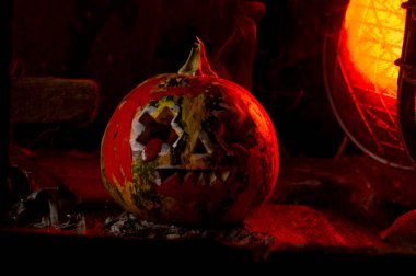 Kırmızı ışıkta balkabaklarıyla ve eski gaz lambalarıyla korkunç bir cadılar bayramı ve karanlık ve korkunç bir yerde kutlama hazırlığı.