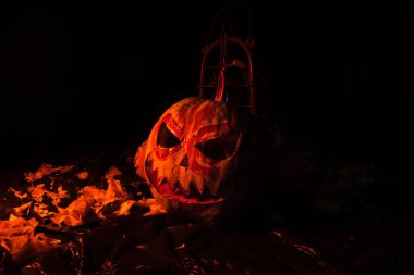 Kırmızı ışıkta balkabaklarıyla ve eski gaz lambalarıyla korkunç bir cadılar bayramı ve karanlık ve korkunç bir yerde kutlama hazırlığı.