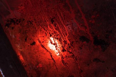 Kırmızı ışıkta balkabaklarıyla ve eski gaz lambalarıyla korkunç bir cadılar bayramı ve karanlık ve korkunç bir yerde kutlama hazırlığı.