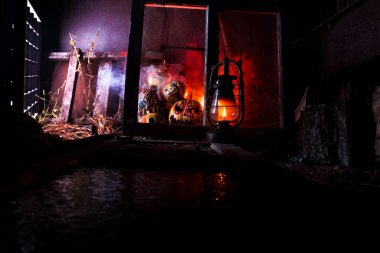 Kırmızı ışıkta balkabaklarıyla ve eski gaz lambalarıyla korkunç bir cadılar bayramı ve karanlık ve korkunç bir yerde kutlama hazırlığı.