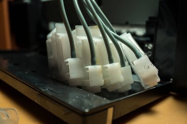 Evde mürekkep püskürtme yazıcısı ve kartuşlarla yıkanan kurutulmuş baskılı kafa robotu.