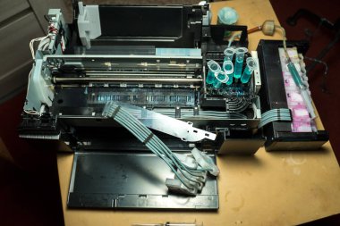 Evde mürekkep püskürtme yazıcısı ve kartuşlarla yıkanan kurutulmuş baskılı kafa robotu.