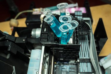 Evde mürekkep püskürtme yazıcısı ve kartuşlarla yıkanan kurutulmuş baskılı kafa robotu.