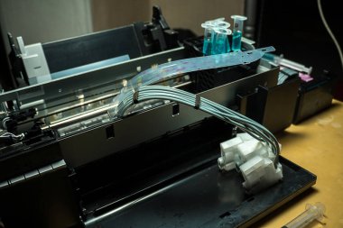 Evde mürekkep püskürtme yazıcısı ve kartuşlarla yıkanan kurutulmuş baskılı kafa robotu.