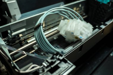 Evde mürekkep püskürtme yazıcısı ve kartuşlarla yıkanan kurutulmuş baskılı kafa robotu.