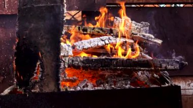 Açık havada ateş, ateşte duman ve kül.