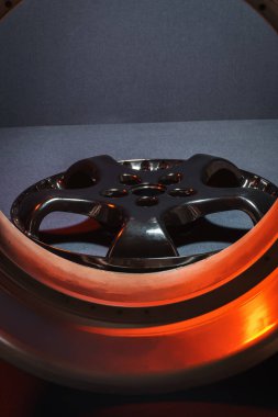 Siyah merkezli katlanabilir alaşımlı araba kenarı. Sürüklenen araba ve dublör arabası için yeni değil.