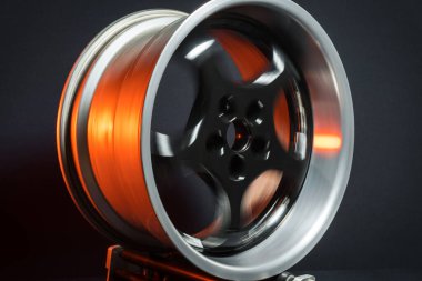 Siyah merkezli katlanabilir alaşımlı araba kenarı. Sürüklenen araba ve dublör arabası için yeni değil.