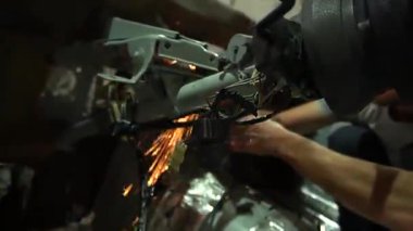 Özel egzoz sistemi ve egzoz manifoldu araba genç tamirci tamir ve eski gri bir araba monte bir trafik kazası sonra arka süspansiyon yeni sessiz bloklar baskı arka süspansiyon onarım ve yeni fren diskleri yükleme