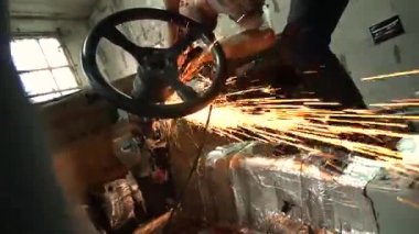 Özel egzoz sistemi ve egzoz manifoldu araba genç tamirci tamir ve eski gri bir araba monte bir trafik kazası sonra arka süspansiyon yeni sessiz bloklar baskı arka süspansiyon onarım ve yeni fren diskleri yükleme