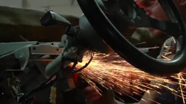 Özel egzoz sistemi ve egzoz manifoldu araba genç tamirci tamir ve eski gri bir araba monte bir trafik kazası sonra arka süspansiyon yeni sessiz bloklar baskı arka süspansiyon onarım ve yeni fren diskleri yükleme