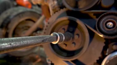 Özel egzoz sistemi ve egzoz manifoldu araba genç tamirci tamir ve eski gri bir araba monte bir trafik kazası sonra arka süspansiyon yeni sessiz bloklar baskı arka süspansiyon onarım ve yeni fren diskleri yükleme