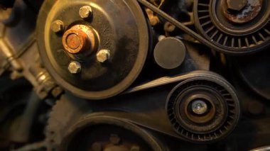 Özel egzoz sistemi ve egzoz manifoldu araba genç tamirci tamir ve eski gri bir araba monte bir trafik kazası sonra arka süspansiyon yeni sessiz bloklar baskı arka süspansiyon onarım ve yeni fren diskleri yükleme