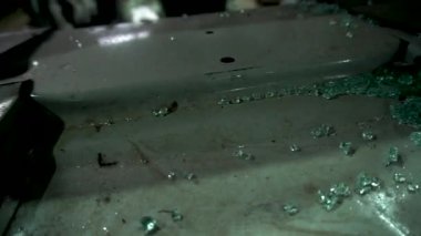 Özel egzoz sistemi ve egzoz manifoldu araba genç tamirci tamir ve eski gri bir araba monte bir trafik kazası sonra arka süspansiyon yeni sessiz bloklar baskı arka süspansiyon onarım ve yeni fren diskleri yükleme