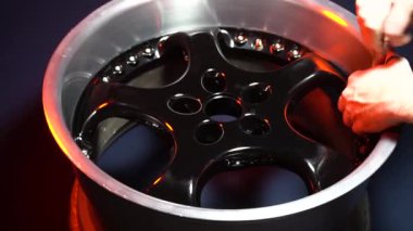 Eski araba tekerlekleri titanyum jantlar uzun pozlama videosu koyu arkaplan dönen hareket simülasyonu