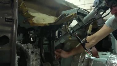 Özel egzoz sistemi ve egzoz manifoldu araba genç tamirci tamir ve eski gri bir araba monte bir trafik kazası sonra arka süspansiyon yeni sessiz bloklar baskı arka süspansiyon onarım ve yeni fren diskleri yükleme