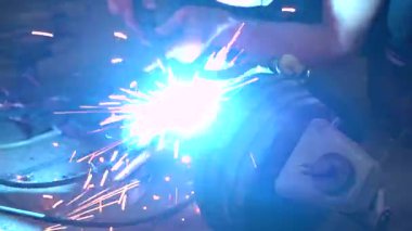 Özel egzoz sistemi ve egzoz manifoldu araba genç tamirci tamir ve eski gri bir araba monte bir trafik kazası sonra arka süspansiyon yeni sessiz bloklar baskı arka süspansiyon onarım ve yeni fren diskleri yükleme