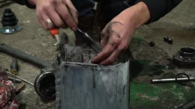 Özel egzoz sistemi ve egzoz manifoldu araba genç tamirci tamir ve eski gri bir araba monte bir trafik kazası sonra arka süspansiyon yeni sessiz bloklar baskı arka süspansiyon onarım ve yeni fren diskleri yükleme