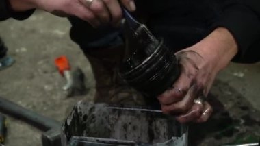 Özel egzoz sistemi ve egzoz manifoldu araba genç tamirci tamir ve eski gri bir araba monte bir trafik kazası sonra arka süspansiyon yeni sessiz bloklar baskı arka süspansiyon onarım ve yeni fren diskleri yükleme