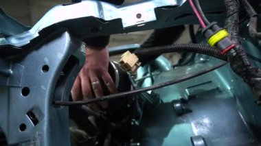 Özel egzoz sistemi ve egzoz manifoldu araba genç tamirci tamir ve eski gri bir araba monte bir trafik kazası sonra arka süspansiyon yeni sessiz bloklar baskı arka süspansiyon onarım ve yeni fren diskleri yükleme