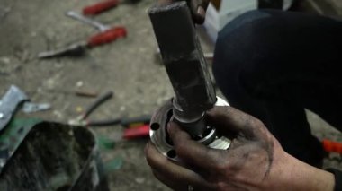 Özel egzoz sistemi ve egzoz manifoldu araba genç tamirci tamir ve eski gri bir araba monte bir trafik kazası sonra arka süspansiyon yeni sessiz bloklar baskı arka süspansiyon onarım ve yeni fren diskleri yükleme