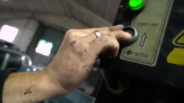 Özel egzoz sistemi ve egzoz manifoldu araba genç tamirci tamir ve eski gri bir araba monte bir trafik kazası sonra arka süspansiyon yeni sessiz bloklar baskı arka süspansiyon onarım ve yeni fren diskleri yükleme