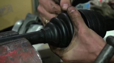 Özel egzoz sistemi ve egzoz manifoldu araba genç tamirci tamir ve eski gri bir araba monte bir trafik kazası sonra arka süspansiyon yeni sessiz bloklar baskı arka süspansiyon onarım ve yeni fren diskleri yükleme