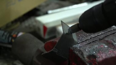 Özel egzoz sistemi ve egzoz manifoldu araba genç tamirci tamir ve eski gri bir araba monte bir trafik kazası sonra arka süspansiyon yeni sessiz bloklar baskı arka süspansiyon onarım ve yeni fren diskleri yükleme