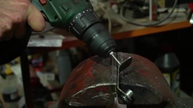 Özel egzoz sistemi ve egzoz manifoldu araba genç tamirci tamir ve eski gri bir araba monte bir trafik kazası sonra arka süspansiyon yeni sessiz bloklar baskı arka süspansiyon onarım ve yeni fren diskleri yükleme