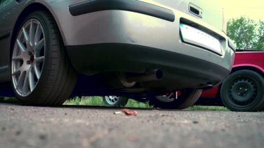 Spor motoru olan sıcak hatchback gri araba. Altı silindir düz egzoz sesi.