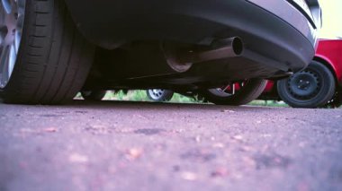 Spor motoru olan sıcak hatchback gri araba. Altı silindir düz egzoz sesi.